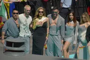 Melody, representante de España en Eurovisión 2025, en la alfombra azul de Basilea junto a su equipo de baile, con banderas de España visibles