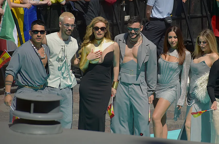 Melody, representante de España en Eurovisión 2025, en la alfombra azul de Basilea junto a su equipo de baile, con banderas de España visibles