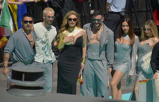 Melody, representante de España en Eurovisión 2025, en la alfombra azul de Basilea junto a su equipo de baile, con banderas de España visibles