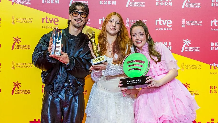 Tony Grox, LUCYCALYS y ASHA posan con sus trofeos del Benidorm Fest 2026: Tony Grox y LUCYCALYS con el premio de ganadores de «T AMARÉ», y ASHA con el trofeo del Premio Spotify Benidorm Fest 2026, bien visible con su logo
